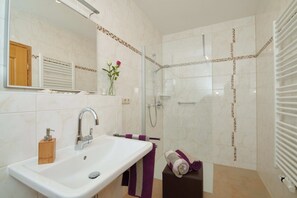 Shower, hair dryer, towels - Ferienwohnung "Rosenduft", 58 qm, Erdgeschoss, 1 separates Schlafzimmer, Südseite mit Terrasse (Höslwang)