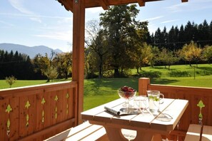 Outdoor dining - Holzblockhaus Kampenwand ***** (Rimsting)