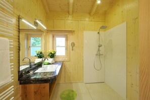 Dusche, Haartrockner, Handtücher