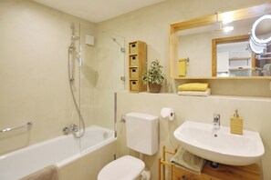 Badewanne, Haartrockner, Handtücher