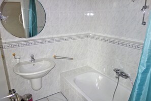 Badewanne, Haartrockner, Handtücher