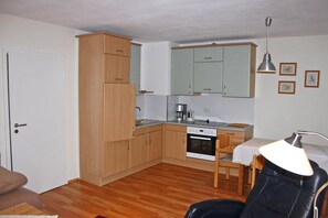 Ferienwohnung 50 qm, ein separates Schlafzimmer, Erdgeschoss-Wohnraum mit offener Küche