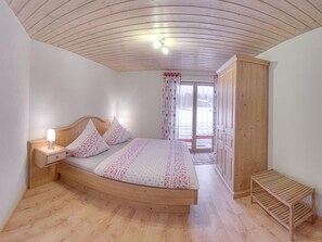 2 bedrooms, internet, bed sheets