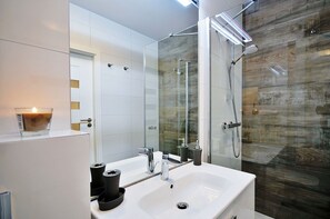 Apartamento Deluxe, 1 habitación, vistas al parque (B202) | Baño | Ducha, cabezal de ducha tipo lluvia, secador de pelo y toallas