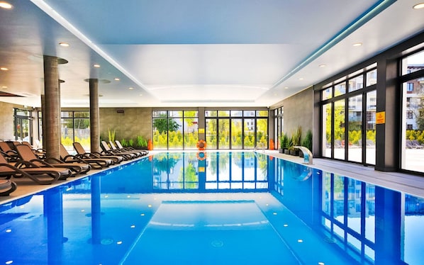 Piscina coberta (horari: 09:00-21:00) i gandules