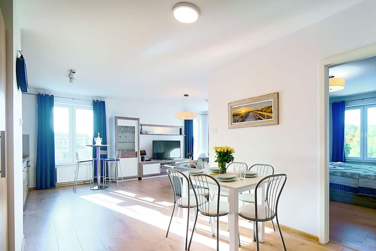 Comfort Apartment, 2 Bedrooms, Pool Access, Courtyard View (E406) | Living area | 42-inch flat-screen TV with cable channels, TV