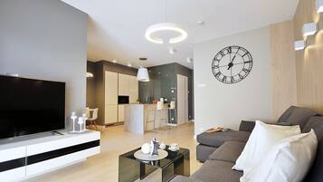 Appartement Deluxe, 1 chambre (B105) | Coin séjour | Télévision à écran plat de 42 pouces avec chaînes par câble, télévision