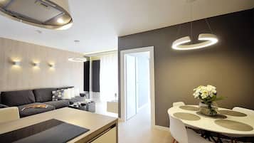 Apartamento luxo, 1 quarto (B105) | Área de estar | TV de tela plana 42 polegadas com canais a cabo, TV