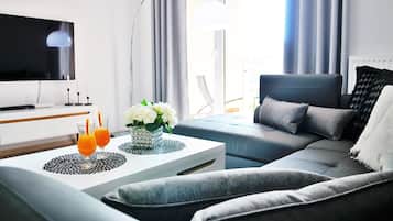 Apartamento, 1 quarto, vista para o parque (B103) | Área de estar | TV de tela plana 42 polegadas com canais a cabo, TV