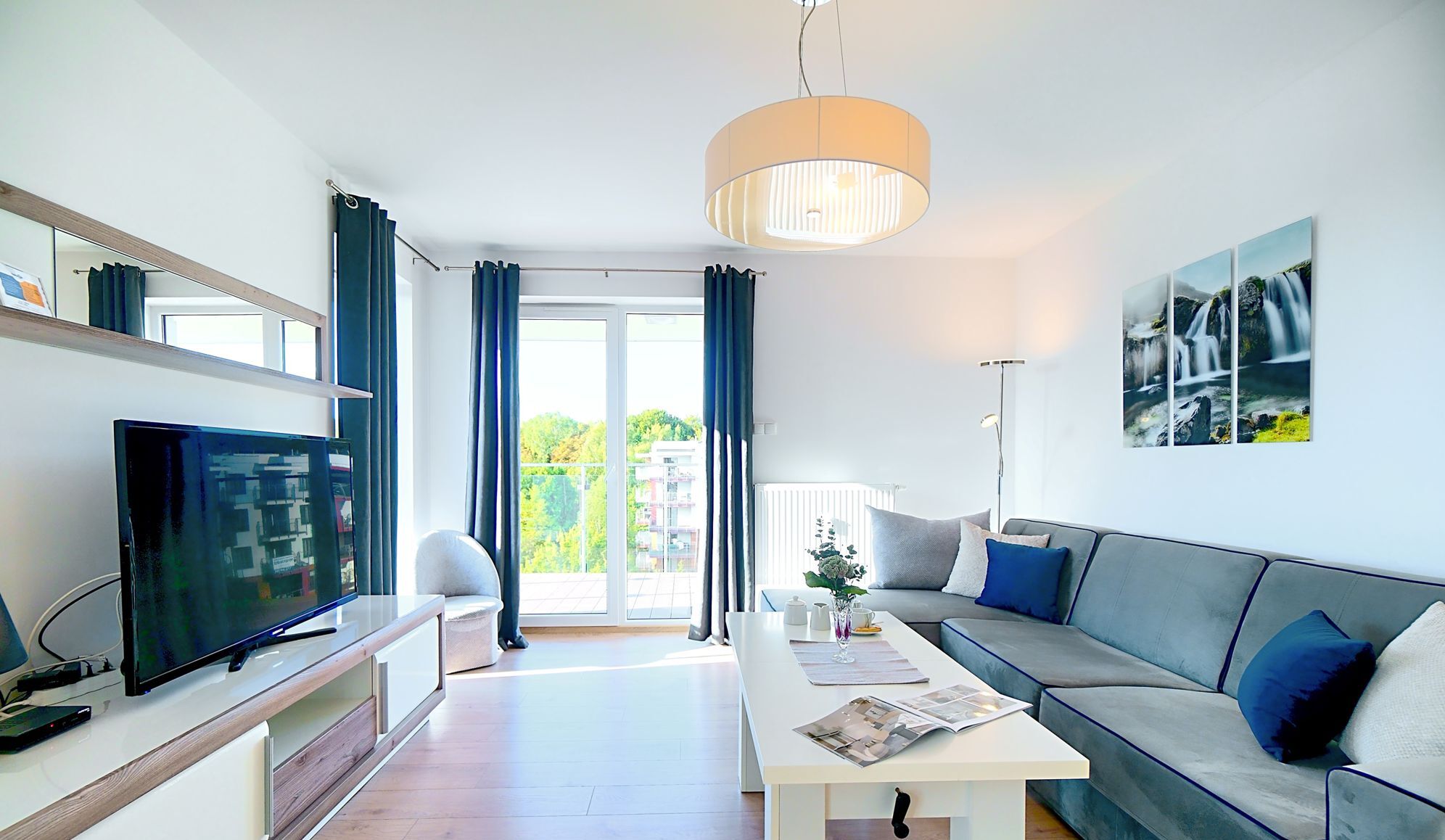 Comfort appartement, 2 slaapkamers, toegang tot zwembad, uitzicht op de binnenplaats (E406) | Woonruimte | Een 42-inch flatscreentelevisie met kabelzenders en televisie