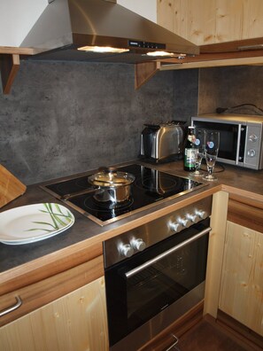 ثلاجة، ميكروويف، فرن، موقد طهي مسطح