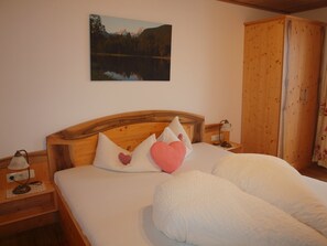 2 عدّة غرف نوم وخدمة الإنترنت وملاءات أسرّة