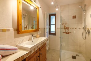 Een douche, een haardroger, handdoeken