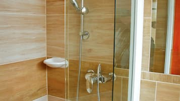 Căn hộ phong cách cổ điển | Phòng tắm | Buồng tắm vòi sen, đồ dùng nhà tắm miễn phí, khăn tắm