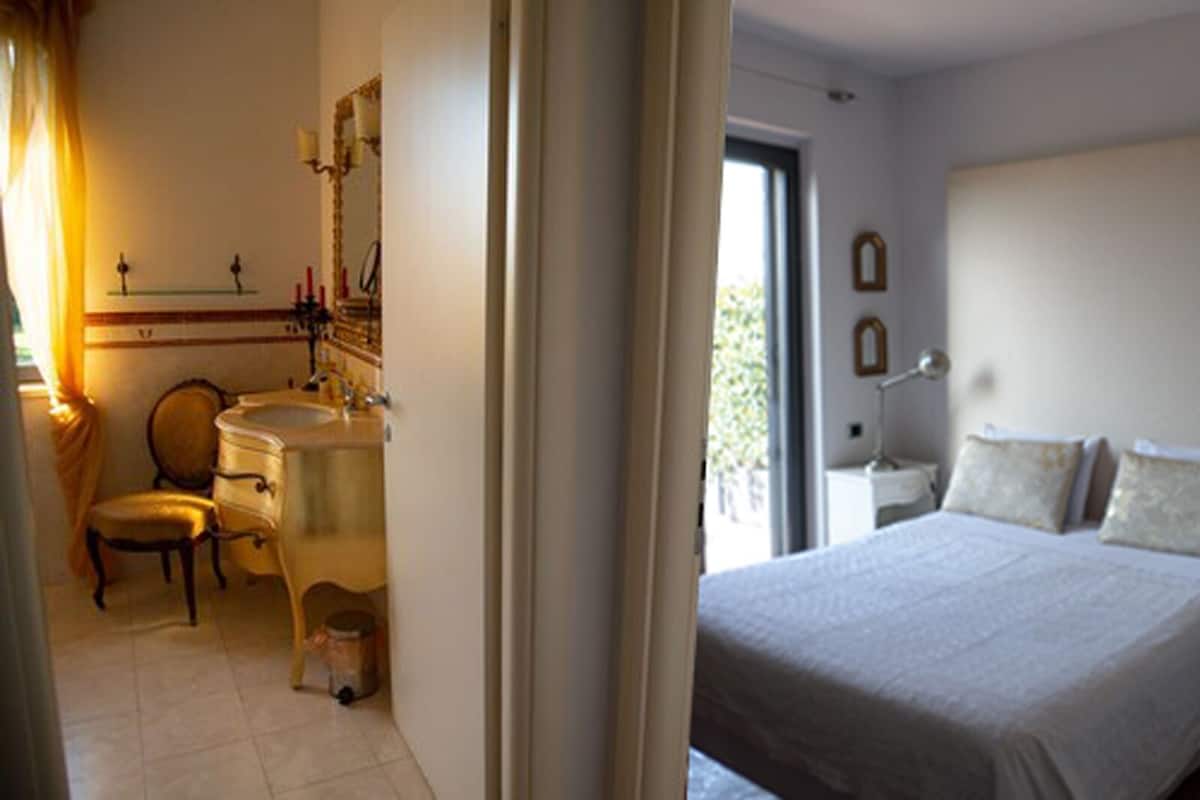 Habitación triple superior, vistas al parque | Ropa de cama de alta calidad, edredones de plumas, wifi gratis