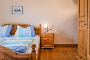 2 bedrooms, internet, bed sheets