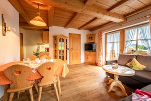TV - 2 vacation apartment 43sqm, balcony, kitchenette, 1 bedroom, 1 bed-sitting room, WLAN (Ruhpolding)