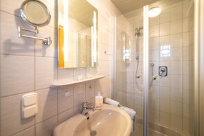 Shower, hair dryer, towels - 2 vacation apartment 43sqm, balcony, kitchenette, 1 bedroom, 1 bed-sitting room, WLAN (Ruhpolding)