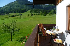 Outdoor dining - 2 vacation apartment 43sqm, balcony, kitchenette, 1 bedroom, 1 bed-sitting room, WLAN (Ruhpolding)