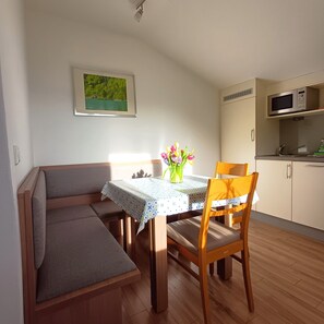 Dining - Ferienwohnung 6 "Untersberg", Nichtraucher, 2 Schlafzimmer, Sat-TV, 4 Sterne, max. 6 Personen (Anger)
