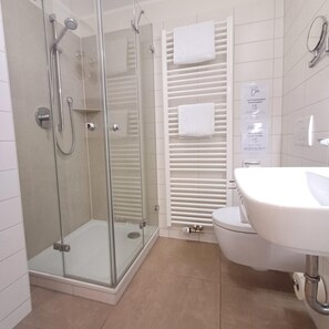 Shower, hair dryer, towels - Ferienwohnung 6 "Untersberg", Nichtraucher, 2 Schlafzimmer, Sat-TV, 4 Sterne, max. 6 Personen (Anger)