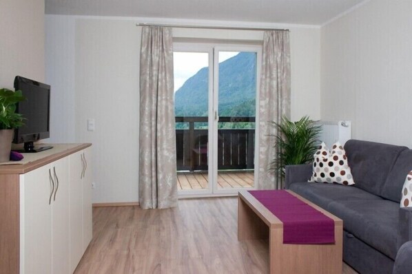 TV - Ferienwohnung 6 "Untersberg", Nichtraucher, 2 Schlafzimmer, Sat-TV, 4 Sterne, max. 6 Personen (Anger)