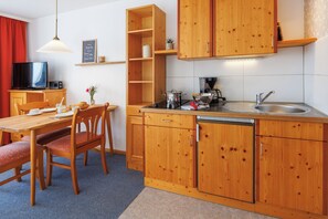 Réfrigérateur, cafetière/bouilloire, grille-pain