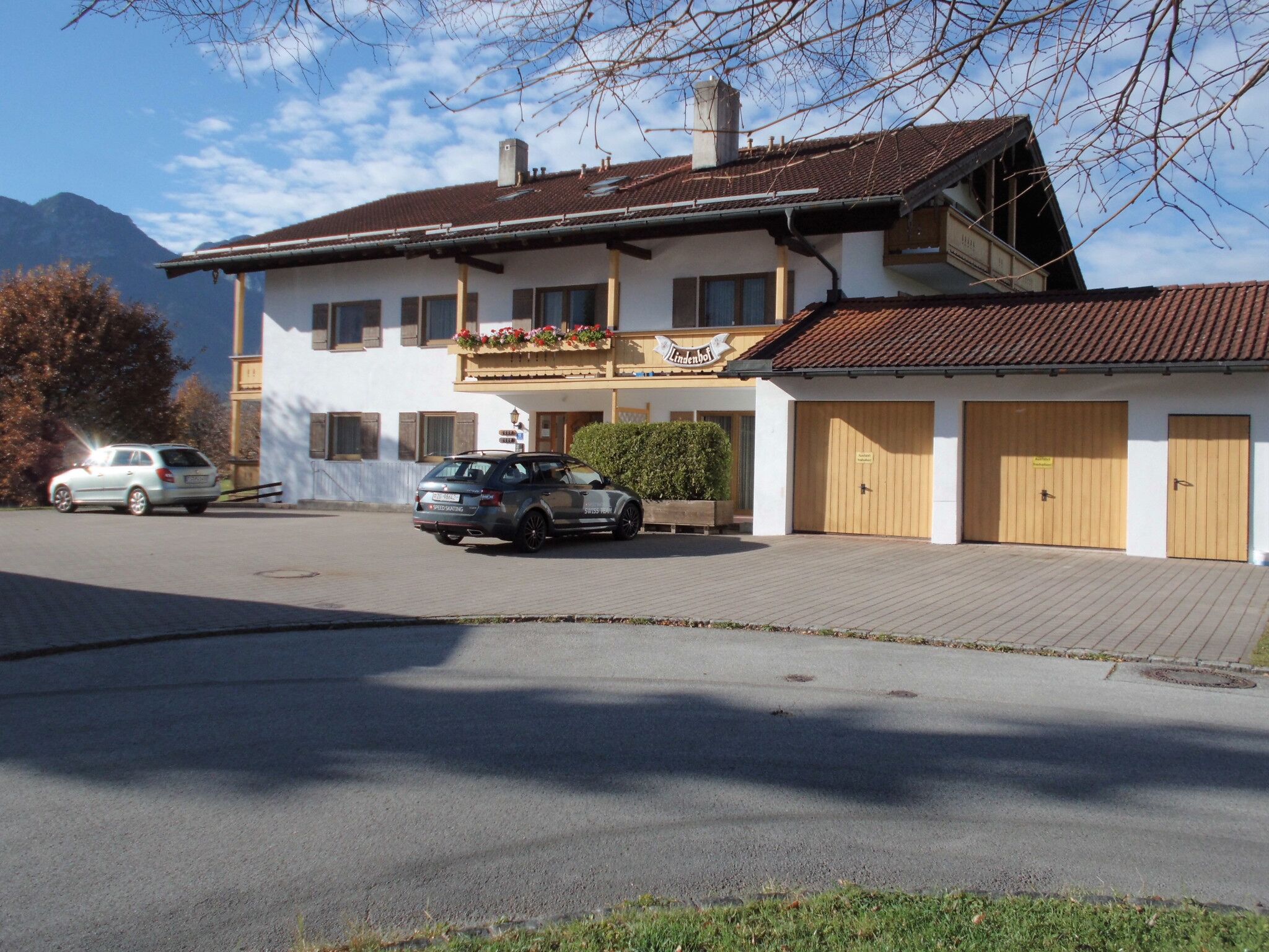 Ein zweistöckiges Gebäude mit Balkon und einem Schild, auf dem "Lindenhof" steht.