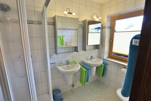 Dusche, Haartrockner, Handtücher