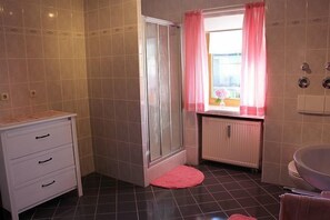 Douche, sèche-cheveux, serviettes fournies