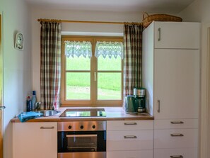 ثلاجة، فرن، موقد طهي مسطح، ماكينة لصنع القهوة/الشاي