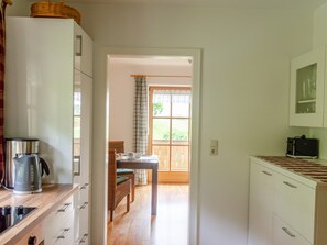 Kühlschrank, Ofen, Herdplatte, Wasserkocher mit Kaffee-/Teezubehör