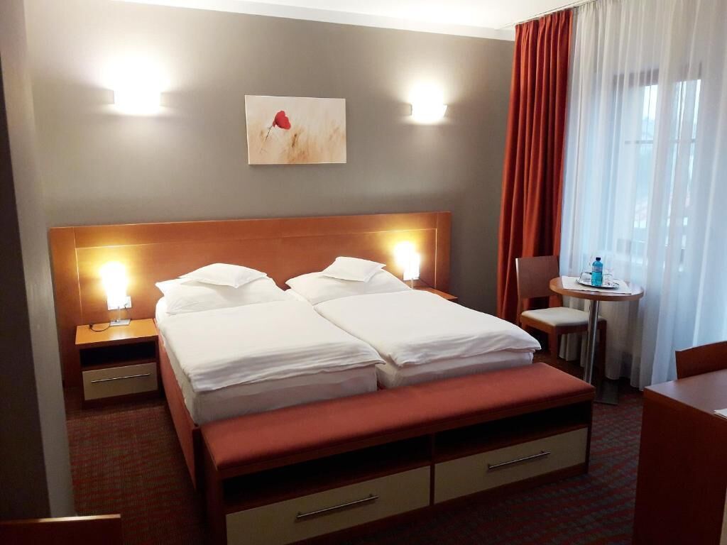 Double or Twin Room | Minibar, in-room safe, desk, blackout curtains