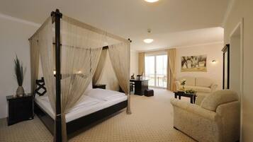 4 bedrooms, iron/ironing board, Internet, bed sheets