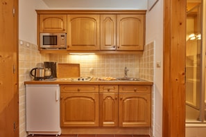 Kühlschrank, Mikrowelle, Herdplatte, Wasserkocher mit Kaffee-/Teezubehör