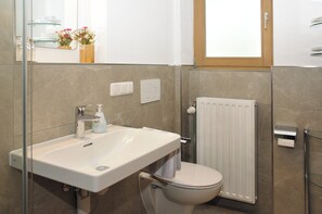 Een douche, een haardroger, handdoeken