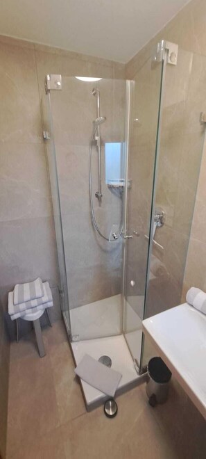 Dusche, Haartrockner, Handtücher