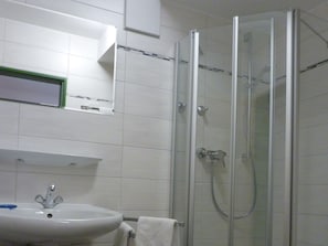 Dusche, Haartrockner, Handtücher