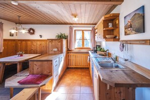 Fridge, oven, stovetop, dishwasher - Ferienwohnung "Wilder Kaiser" im Zuhäusl 72 qm mit drei Schlafzimmer und Balkon° (Sachrang)