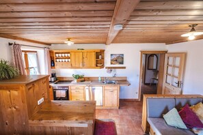 Fridge, oven, stovetop, dishwasher - Ferienwohnung "Wilder Kaiser" im Zuhäusl 72 qm mit drei Schlafzimmer und Balkon° (Sachrang)