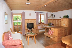 Ferienwohnung Wilder Kaiser im Zuhäusl 72 qm mit drei Schlafzimmer und Balkon-Wohnraum mit offener Küche