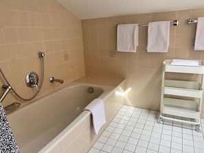 Baignoire, sĂšche-cheveux, serviettes fournies