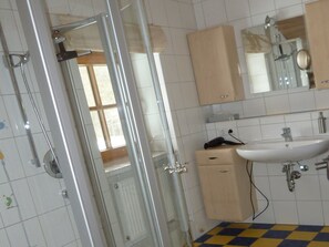 Badewanne, Haartrockner, Handtücher