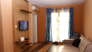 Leilighet, 1 queensize-seng, balkong, ved innsjø | Oppholdsområde