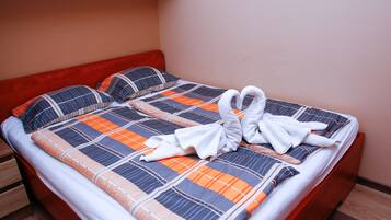 Apartemen, 1 Tempat Tidur Queen, balkon, tepi danau | 1 kamar tidur, meja kerja, setrika/meja setrika, dan Wi-Fi gratis