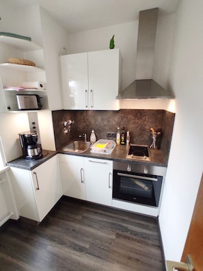 Fridge, oven, stovetop, coffee/tea maker