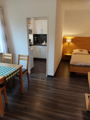 1 bedroom, internet, bed sheets