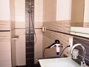 Departamento estándar, baño en la habitación | Imagen general