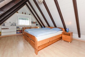 3 bedrooms, travel cot, WiFi