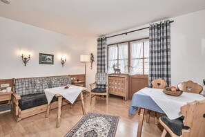 Dining - (2) Zwei-Raum-Ferienwohnung 44qm, Bad/WC, Extra-Schlafraum, Küche, Balkon (Reit im Winkl)